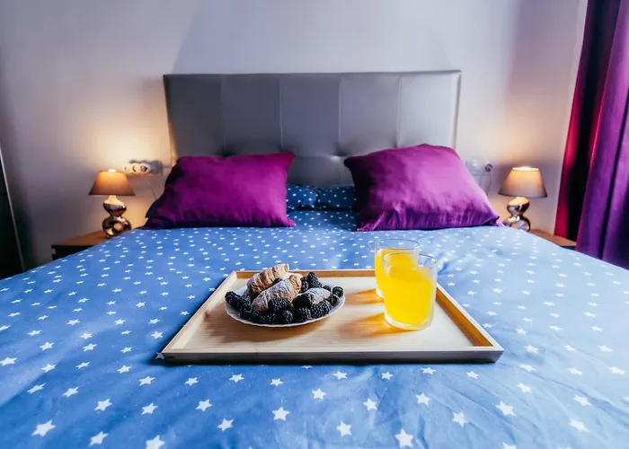 Apartmán Queen Apt, 2min To Beach, Terrace, 3bd, 6pax *