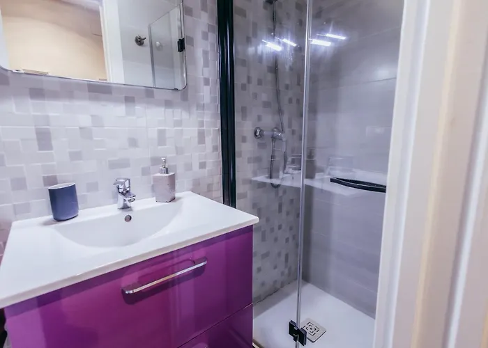 Apartmán Queen Apt, 2min To Beach, Terrace, 3bd, 6pax *