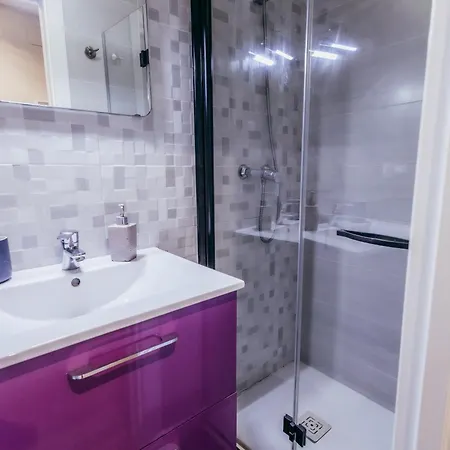 Апартаменты Queen Apt, 2min To Beach, Terrace, 3bd, 6pax *